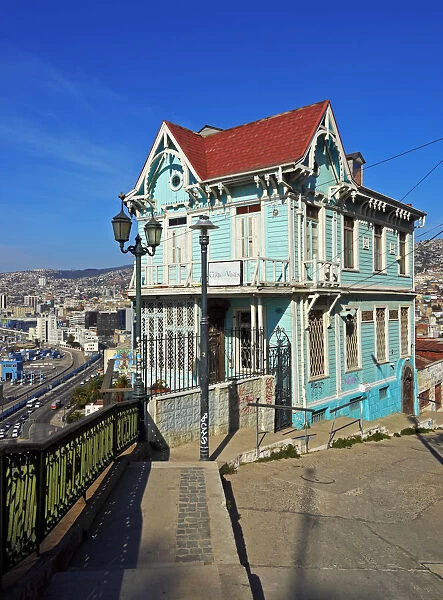 Chile, Valparaiso, Artilleria Hill, View of the characteristic blue house Casa Cuatro