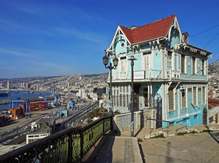 Framed Print : Chile, Valparaiso, Artilleria Hill, View of the characteristic blue house Casa Cuatro Framed Print : Chile, Valparaiso, Artilleria Hill, View of the characteristic blue house Casa Cuatro