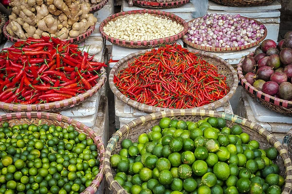 Chili peppers, limes and garlic for sale at Đồng Xuan