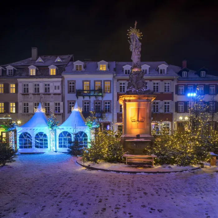 Framed Print : Christmas market on the Kornmarkt in Heidelberg, Baden-Wurttemberg, Germany Framed Print : Christmas market on the Kornmarkt in Heidelberg, Baden-Wurttemberg, Germany