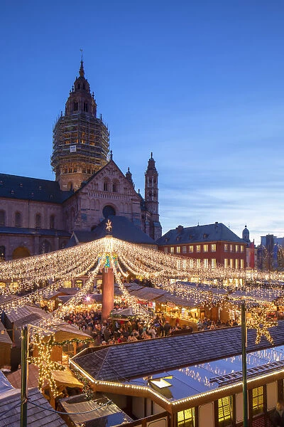 Christmas Market and Mainz Cathedral at dusk, Mainz, Rhineland-Palatinate, Germany