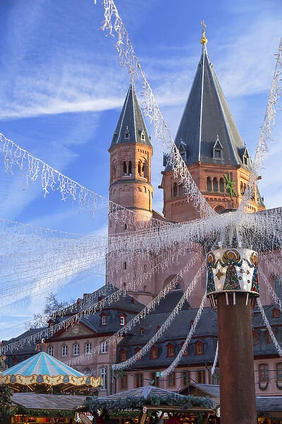 Christmas Market and Mainz Cathedral, Mainz, Rhineland-Palatinate, Germany
