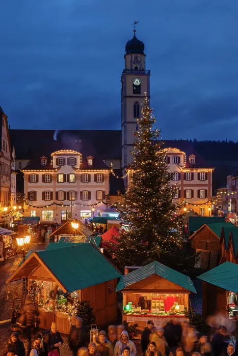 Framed Print : Christmas market on the market square of Bad Mergentheim, Taubertal Valley, Baden-Wurttemberg, Germany Framed Print : Christmas market on the market square of Bad Mergentheim, Taubertal Valley, Baden-Wurttemberg, Germany