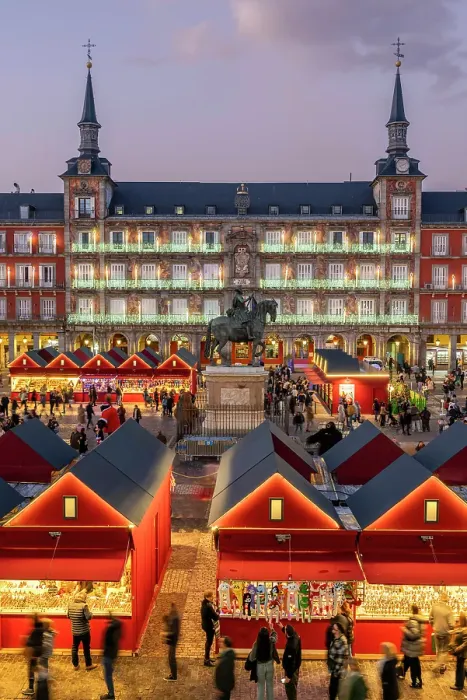 Framed Print : Christmas market in Plaza Mayor, Madrid, Spain Framed Print : Christmas market in Plaza Mayor, Madrid, Spain