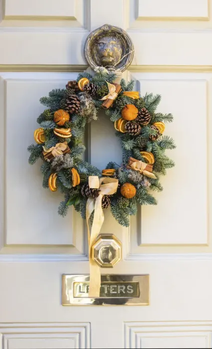 Framed Print : A Christmas wreath on the front door of a house in Bath, Somerset, England