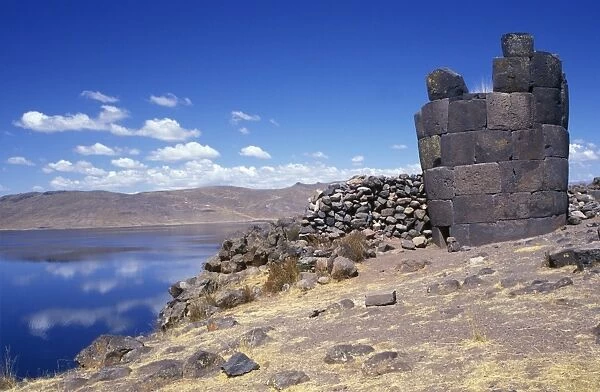 Chullpa (Inca burial chamber) with Lake Umayo behind