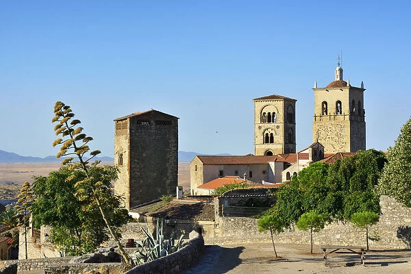 The Church of Santa Maria la Mayor with its two towers, dating back to the 15th century
