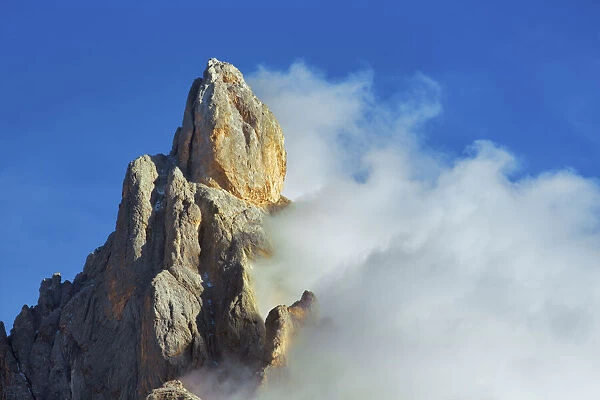 Cimon della Pala in clouds - Italy, Trentino-Alto Adige, Trentino, Pale di San Martino