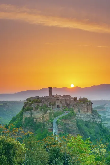 Framed Print : Civita di Bagnoregio perched on the top of a hill near Orvieto, Tuscany, Italy Framed Print : Civita di Bagnoregio perched on the top of a hill near Orvieto, Tuscany, Italy