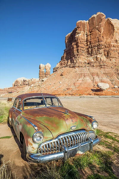 Classic 50's car, Twin Rocks, Cow Canyon Trading post, Bluff, Utah, USA