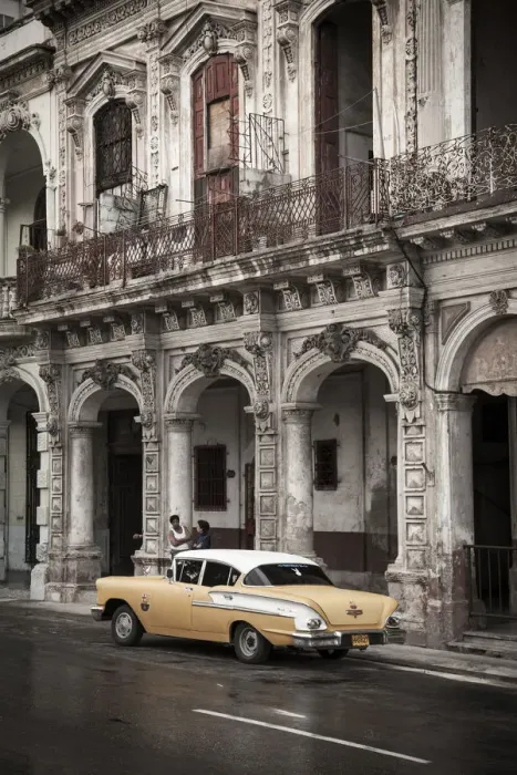 Framed Print : Classic American Car (Chevrolet), Paseo del Prado, Havana, Cuba Framed Print : Classic American Car (Chevrolet), Paseo del Prado, Havana, Cuba