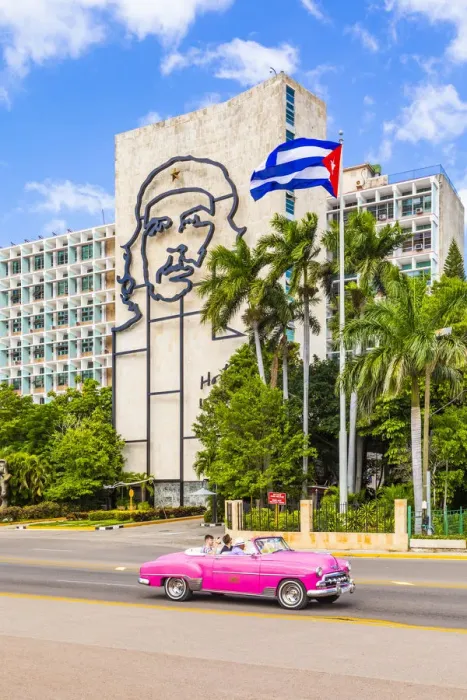 Framed Print : A classic car driving in front of a building with an outline of Che Guevara Framed Print : A classic car driving in front of a building with an outline of Che Guevara
