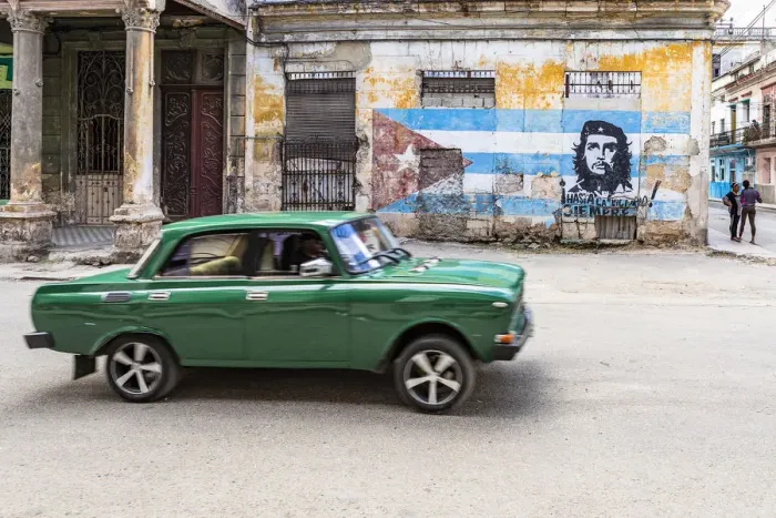 Framed Print : A classic car driving in a front of Che Guevara street art in La Habana Vieja (Old Town) Framed Print : A classic car driving in a front of Che Guevara street art in La Habana Vieja (Old Town)
