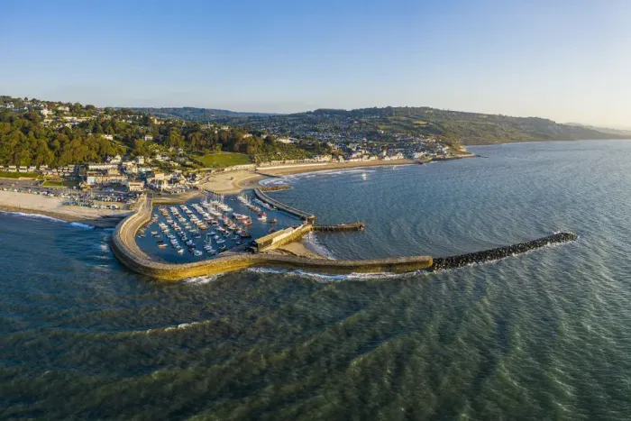 Framed Print : The Cobb and beach at Lyme Regis, Dorset, England