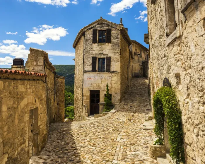 Framed Print : Cobbled Street of Lacoste, Provence, France Framed Print : Cobbled Street of Lacoste, Provence, France