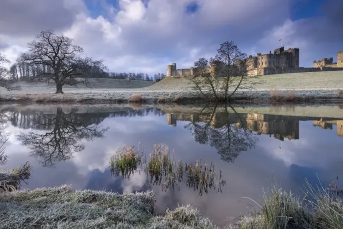 Framed Print : Cold and frosty conditions at Alnwick Castle in Northumberland, England. Winter