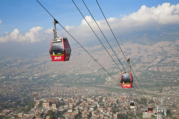 Colombia, Antioquia, Medellin, Santo Domingo, Cable cars on the metro metrocable extension