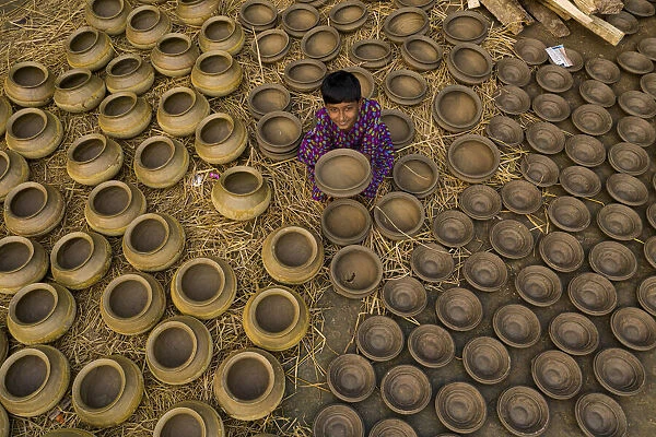 Coloring of clay pots, Bogura, Bangladesh