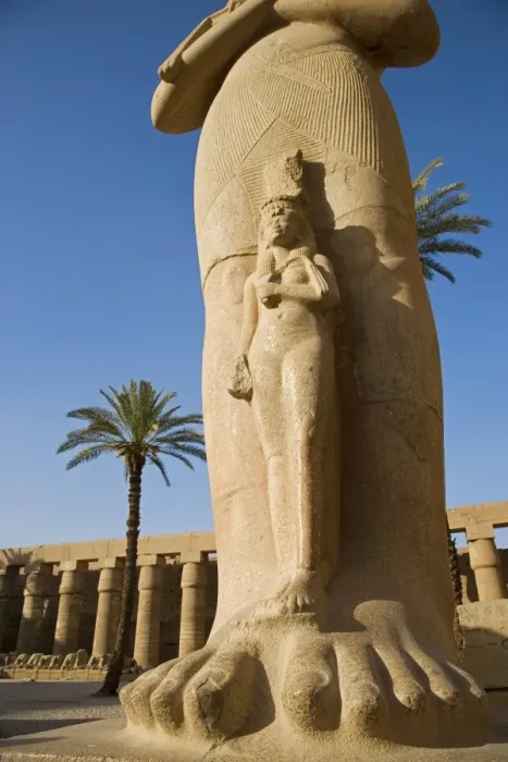 Framed Print : A colossal statue of Ramses II with his daughter Benta-anta Framed Print : A colossal statue of Ramses II with his daughter Benta-anta