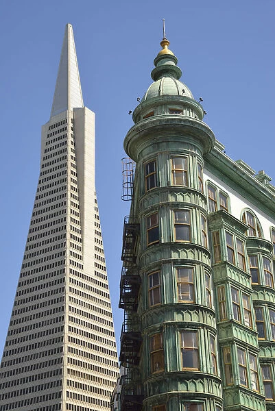 Columbus Tower (Sentinel Building) with Transamerica Pyramid to the left, San Francisco