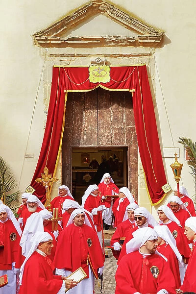 Confraternity of penitents gathering outside San Leonardo church, Enna, Siclly, Italy