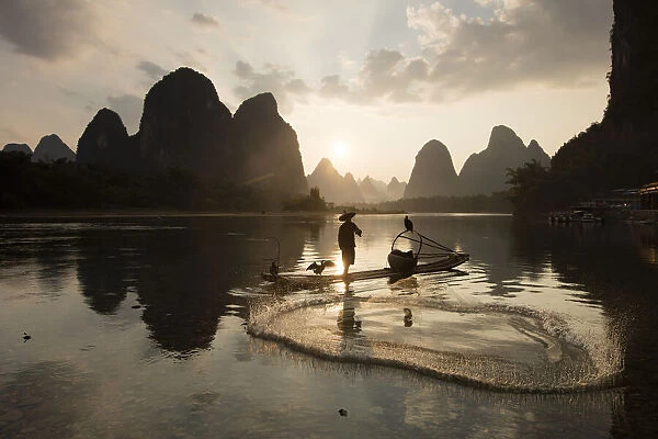 Cormorant fisherman on Li River, Guangxi Yangshuo, China