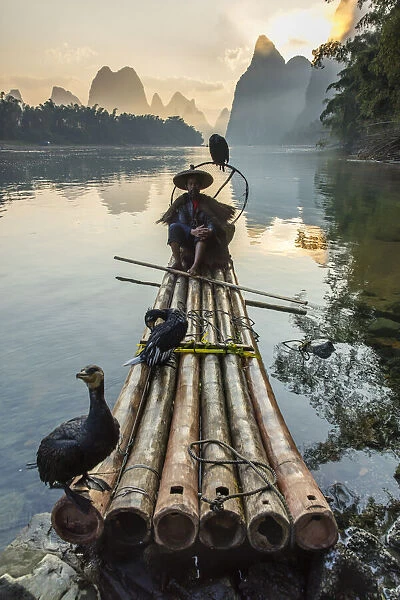Cormorant fisherman on Li River, Guangxi Zhuangzu Zizhiqu, GuangxiYangshuo