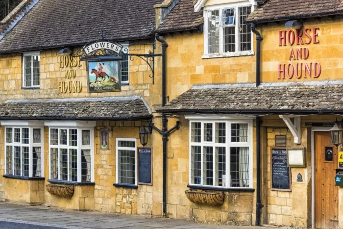 Framed Print : Cotswold stone-built The Horse and Hound inn in the Cotswold village of Broadway Framed Print : Cotswold stone-built The Horse and Hound inn in the Cotswold village of Broadway