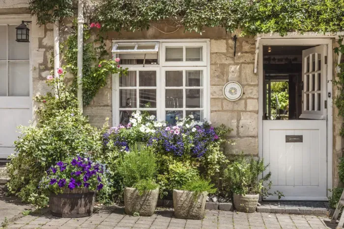 Framed Print : Cottage in Painswick, Cotswolds, Gloucestershire, England Framed Print : Cottage in Painswick, Cotswolds, Gloucestershire, England