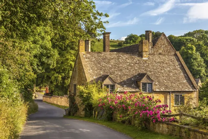 Framed Print : Cottage in the village of Snowshill, Cotswolds, Gloucestershire, England