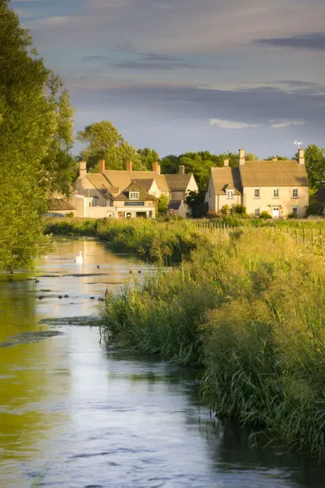 Framed Print : Cottages near the River Coln at Fairford in the Cotswolds, Gloucestershire, England