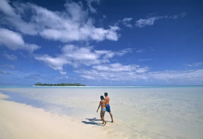 Framed Print : Couple on a beach, Aitutaki, Cook Islands