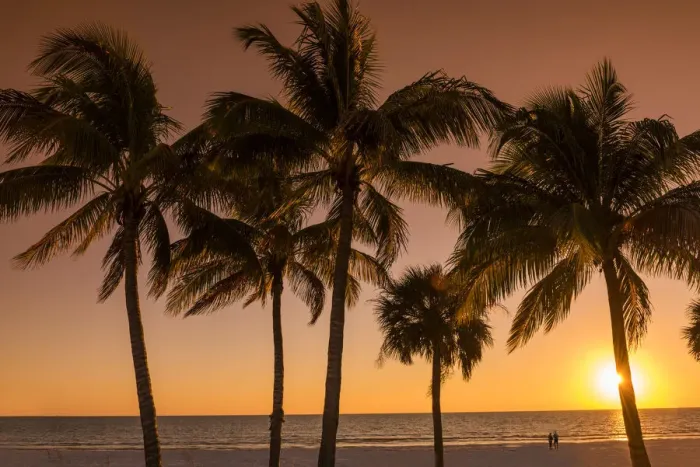 Framed Print : Couple on Beach at Sunset, Fort Myers Beach, Florida, USA Framed Print : Couple on Beach at Sunset, Fort Myers Beach, Florida, USA