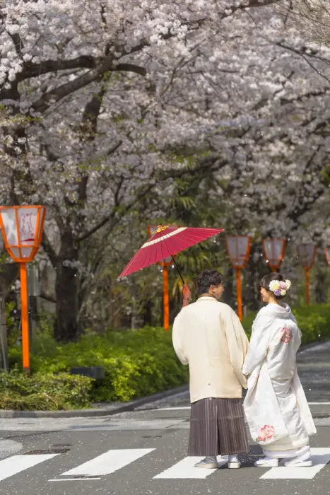 Framed Print : Couple in kimonos on Kiya-machi Dori, Kyoto, Kansai, Japan Framed Print : Couple in kimonos on Kiya-machi Dori, Kyoto, Kansai, Japan