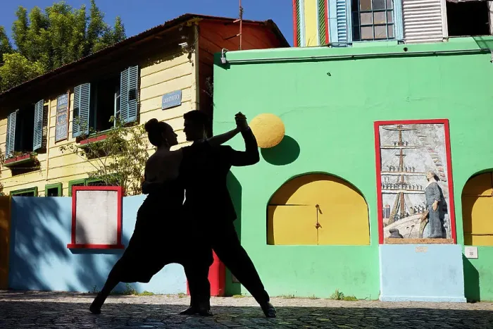 Framed Print : A couple of Tango dancers in the Caminito de La Boca, Buenos Aires, Argentina. (MR) Framed Print : A couple of Tango dancers in the Caminito de La Boca, Buenos Aires, Argentina. (MR)