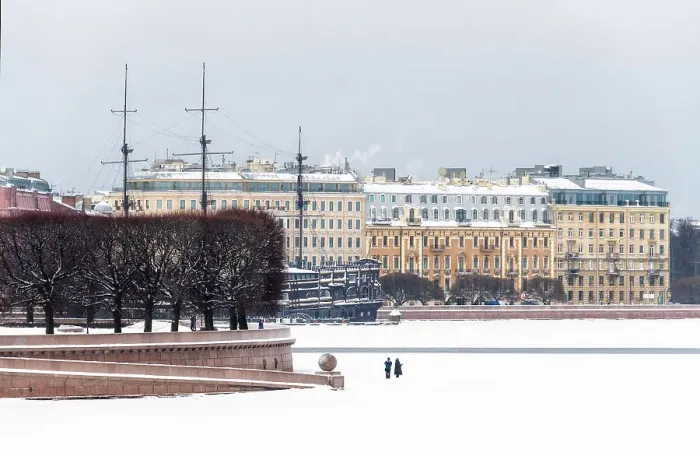 Framed Print : Couple walking on the frozen Neva River next to the Spit of Vasilyevsky Island (Vasilyevsky Ostrov), Saint Petersburg, Russia Framed Print : Couple walking on the frozen Neva River next to the Spit of Vasilyevsky Island (Vasilyevsky Ostrov), Saint Petersburg, Russia