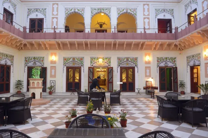 Framed Print : Courtyard at the Laxmi Vilas Palace Hotel, Bharatpur, Rajasthan, India, Asia