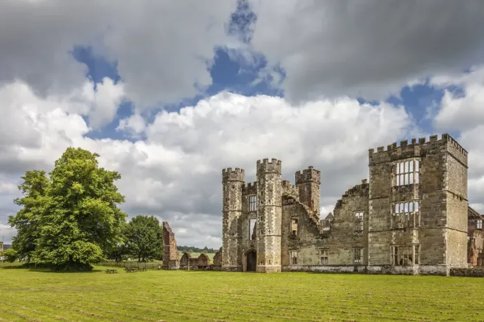 Framed Print : Cowdray Castle in Midhurst, West Sussex, England Framed Print : Cowdray Castle in Midhurst, West Sussex, England
