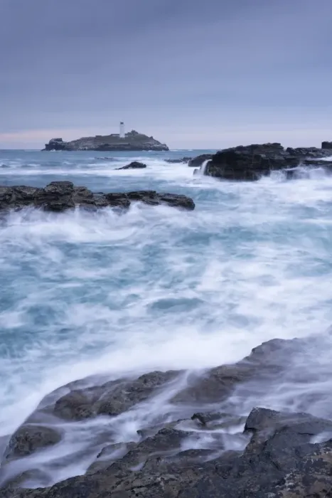Framed Print : Crashing Atlantic waves near Godrevy Lighthouse, Cornwall, England. Winter (February)