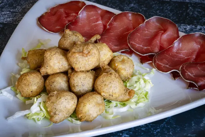 Framed Print : Crispy buckwheat pancakes known as Sciatt with Bresaola, typical food of Valtellina Framed Print : Crispy buckwheat pancakes known as Sciatt with Bresaola, typical food of Valtellina