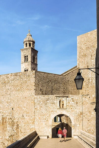Croatia, Dalmatia, Dubrovnik, Old town, Dominican Monastery, Couple entering the Pila