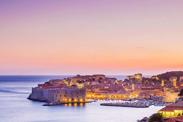 Croatia, Dubrovnik, view of the old town at dusk