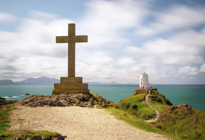 Framed Print : A cross and Twr Mawr lighthouse on Llanddwyn Island in Anglesey, Wales Framed Print : A cross and Twr Mawr lighthouse on Llanddwyn Island in Anglesey, Wales