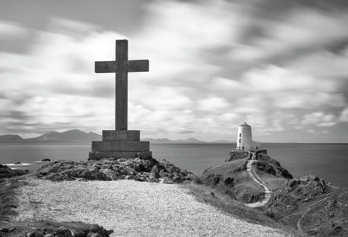 Framed Print : A cross and Twr Mawr lighthouse on Llanddwyn Island in Anglesey, Wales Framed Print : A cross and Twr Mawr lighthouse on Llanddwyn Island in Anglesey, Wales