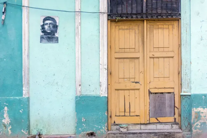 Framed Print : Cuba, Havana, Che Guevara photograph on building wall