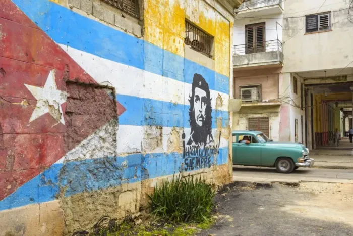 Framed Print : Cuba, Havana, La Habana Vieja, Che Guevara and Cuban Flag mural Framed Print : Cuba, Havana, La Habana Vieja, Che Guevara and Cuban Flag mural