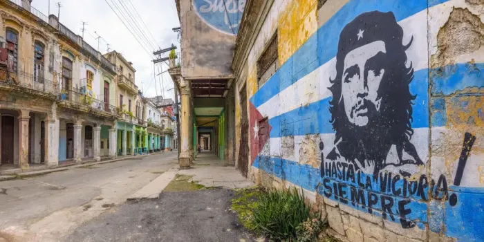 Framed Print : Cuba, Havana, La Habana Vieja, Che Guevara and Cuban Flag mural Framed Print : Cuba, Havana, La Habana Vieja, Che Guevara and Cuban Flag mural