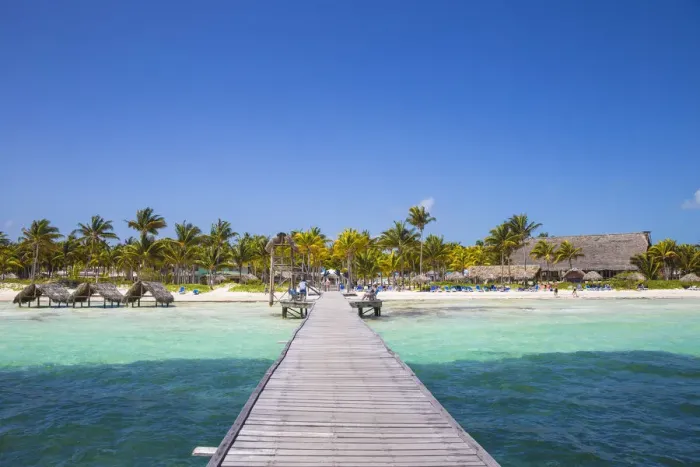 Framed Print : Cuba, Jardines del Rey, Cayo Guillermo, Playa El Paso, Wooden pier leading to Melia Hotel