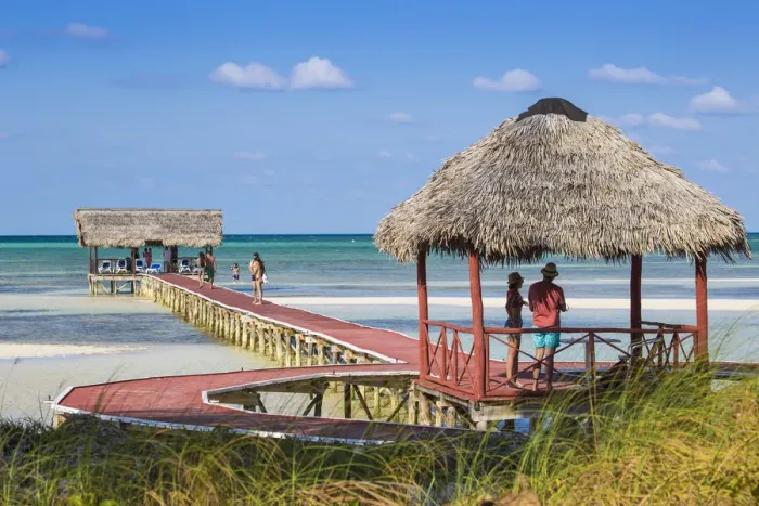 Framed Print : Cuba, Jardines del Rey, Cayo Guillermo, Playa El Paso, Wooden red jetty