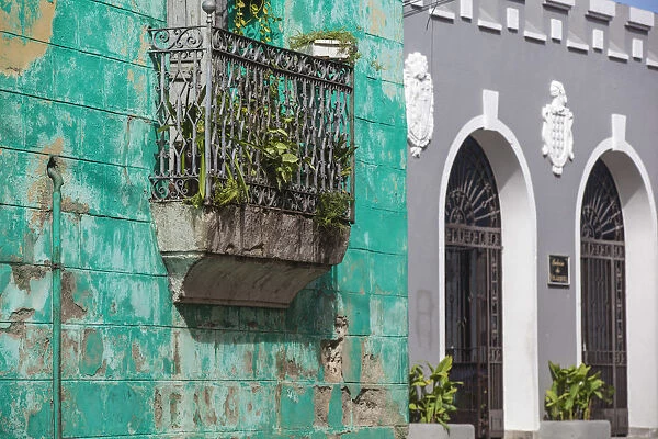 Cuba, Santiago de Cuba Province, Santiago de Cuba, El Tivoli, Old house and Balcon
